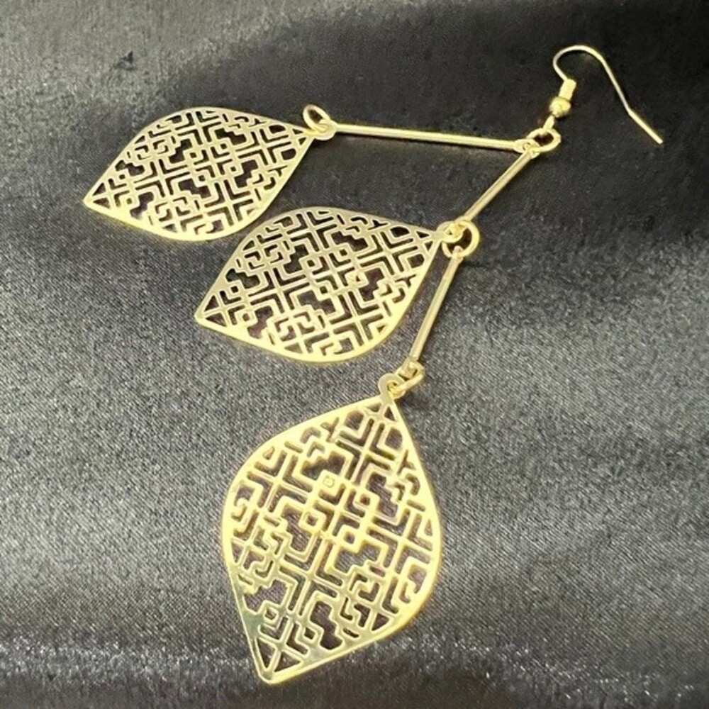 Gold triple leaf drop earrings with geometric design. Metal alloy. Jewelry - Picture 4 of 7